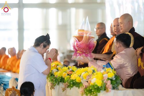 ภาพ No.143761:พิธีถวายผ้าไตร, สวดธรรมจักร, ปฏิบัติธรรม และฟังแสดงพระธรรมเทศนา ภาษาเมียนมา โดยมีสาธุชนชาวเมียนมากว่า 4,000 คน เข้าร่วมพิธี ณ มหารัตนวิหารคด วัดพระธรรมกาย วันอาทิตย์ที่ 7 กรกฎาคม พ.ศ. 2567