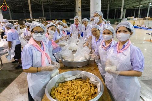 ภาพ No.58904:V.40 ภัตตาหารพระหมื่นวัด เราจัดให้ การปฏิบัติงานของเจ้าหน้าที่และอาสาสมัคร เพื่อรับบุญในการถวายภัตตาหาร แด่คณะสงฆ์ 10,000 กว่าวัดทั่วประเทศ ที่มาร่วมงานวันคุ้มครองโลก จันทร์ที่ 22 เมษายน พ.ศ. 2567 ณ วัดพระธรรมกาย