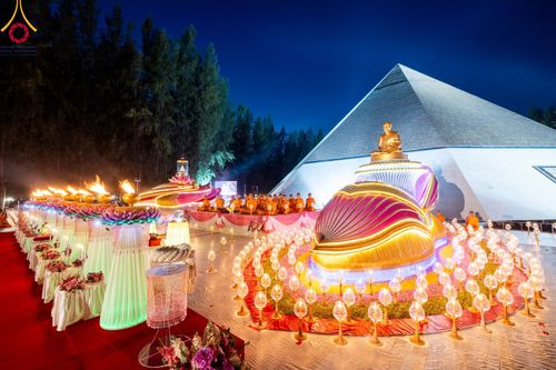 ภาพ No.107202:พิธีจุดประทีปถวายเป็นพุทธบูชา และบูชาธรรมมหาปูชนียาจารย์ ในโครงการธรรมยาตรากตัญญูบูชา มหาปูชนียาจารย์ พระมงคลเทพมุนี(สด จนฺทสโร) พระผู้ปราบมาร  อนุสรณ์สถาน 7 แห่ง ปีที่ 12  วันที่ 6 มกราคม พ.ศ. 2567 ณ อนุสรณ์สถานมหาวิหารพระมงคลเทพมุนี อ.สองพี่น้อง จ.สุพร