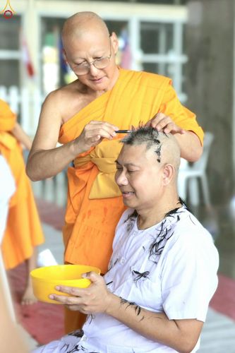 ภาพ No.230863:วันที่ 28 มิถุนายน พ.ศ. 2568 พิธีตัดปอยผมและปลงผม โครงการบวชพระนานาชาติ AEC & WAB รุ่นที่ 9 ณ วิหารคด 2 วัดพระธรรมกาย