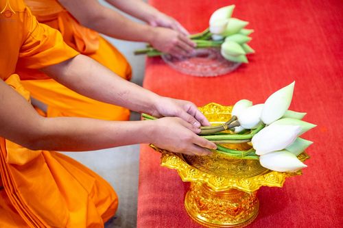 ภาพ No.227447:วันเสาร์ที่ 31 พฤษภาคม พ.ศ. 2568 พิธีเวียนประทักษิณรอบพระอุโบสถ ในพิธีอุปสมบท สามเณรเตรียม DCI รุ่นที่ 22 ณ อุโบสถพระไตรปิฎก วัดพระธรรมกาย