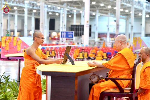 ภาพ No.237525:วันอาทิตย์ที่ 10 สิงหาคม พ.ศ.2568 พิธีมอบใบประกาศเกียรติคุณ โครงการสอบบาลี "ฉลองแชมป์" บูชาธรรม 80 ปี หลวงพ่อธัมมชโย ประจำปี 2568 และ พิธีมอบดวงแก้วสามเณรทรงบาลีไวยากรณ์ ณ สภาธรรมกายสากล วัดพระธรรมกาย ปทุมธานี