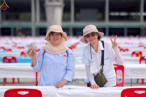 ภาพ No.218541:วันที่ 15 - 18 เมษายน พ.ศ. 2568 การเตรียมภาชนะสำหรับถวายภัตตาหาร , การจัดโต๊ะเก้าอี้ในลานธรรม , การแพ็คพัสดุงานต้อนรับ เพื่องานวันคุ้มครองโลก 22 เมษายน พ.ศ.2568 วัดพระธรรมกาย