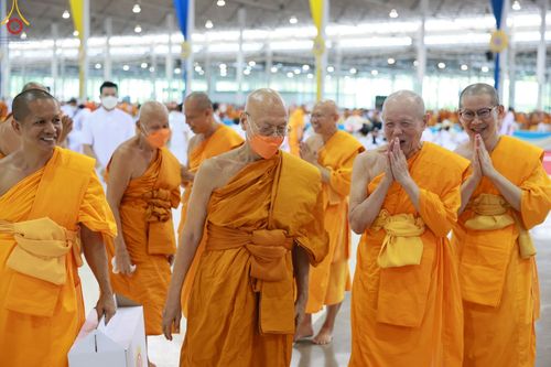 ภาพ No.85448:พิธีถวายมหาสังฆทานคณะสงฆ์ 2000 กว่าวัดทั่วประเทศปีที่ 23, พิธีถวายไทยธรรมคณะสงฆ์ 323 วัด 4 จังหวัดชายแดนภาคใต้, พิธีมอบปัจจัยช่วยเหลือครู 4 จังหวัดชายแดนภาคใต้ ณ สภาธรรมกายสากล วัดพระธรรมกาย ในวันสมาธิโลก อาทิตย์ที่ 6 สิงหาคม พ.ศ. 2566