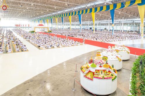 ภาพ No.143479:พิธีตักบาตร ข้าวสารอาหารแห้ง ณ บ้านแก้วเรือนทองคุณยายฯ และ พิธีบูชาข้าวพระ  ณ สภาธรรมกายสากล วัดพระธรรมกาย วันอาทิตย์ที่ 7 กรกฎาคม พ.ศ. 2567