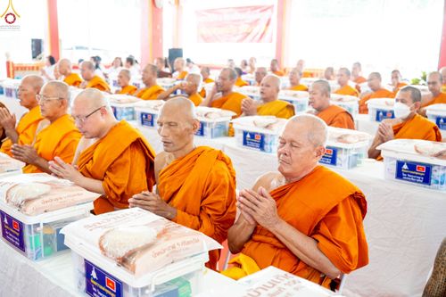 ภาพ No.234466:วันพฤหัสบดีที่ 24 กรกฎาคม พ.ศ. 2568 พิธีถวายสังฆทานแก่คณะสงฆ์ 323 วัด , พิธีมอบกองทุนหนุนแรงใจช่วยครูใต้ , พิธีทำบุญส่วนกุศลแด่ผู้วายชนม์ ในเหตุการณ์ความไม่สงบ 4 จังหวัด ชายแดนภาคใต้ (ปัตตานี , ยะลา , นราธิวาส , สงขลา) ปีที่ 21 ครั้งที่ 179 ณ วัดเวฬุวัน 