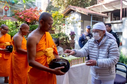 ภาพ No.213194:วันที่ 17 - 18 มีนาคม พ.ศ. 2568 คณะสงฆ์และสามเณรเดินบิณฑบาต รอบเมืองในพื้นที่ วัดสยมภูวนาถและราชวังปาตัน ณ เมืองกาฐมาณฑุ ประเทศเนปาล