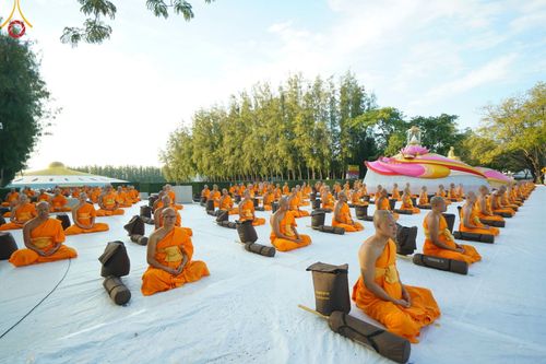 ภาพ No.187010:พระธรรมยาตราปฏิบัติธรรม และถ่ายภาพหมู่ประวัติศาสตร์ ปีที่ 13 ณ ลานทิศตะวันออก มหาวิหารพระมงคลเทพมุนี วัดพระธรรมกาย จ.ปทุมธานี วันเสาร์ที่ 28 ธันวาคม พ.ศ. 2567