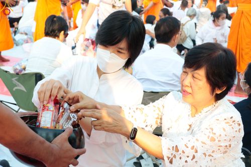 ภาพ No.110329:พิธีตักบาตรพระธรรมยาตราฯ ในโครงการธรรมยาตรากตัญญูบูชา มหาปูชนียาจารย์ พระมงคลเทพมุนี(สด จนฺทสโร) พระผู้ปราบมาร ปีที่ 12 ณ อนุสรณ์สถานลำดับที่ 2 สถานที่ตั้งมโนปณิธานบวชตลอดชีวิต อนุสรณ์สถานบางนางแท่น จ.นครปฐม วันที่ 11 มกราคม พ.ศ. 2567