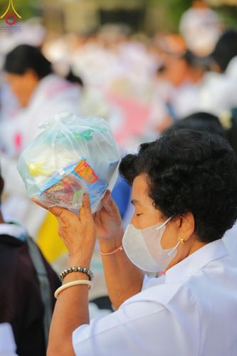 ภาพ No.193042:พิธีตักบาตรพระธรรมยาตรา ณ อนุสรณ์สถานคลองบางนางแท่น อ.สามพราน จ.นครปฐม ในโครงการธรรมยาตรา กตัญญูบูชา มหาปูชนียาจารย์ พระมงคลเทพมุนี(สด จนฺทสโร) พระผู้ปราบมาร อนุสรณ์สถาน 7 แห่ง ปีที่ 13 วันที่ 11 มกราคม พ.ศ.2568
