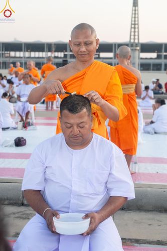 ภาพ No.180081:พิธีปลงผมนาคธรรมทายาท ในโครงการอุปสมบทหมู่ บูชาธรรมมหาปูชนียาจารย์ (ศูนย์อบรมวัดพระธรรมกาย) วันที่ 1 ธันวาคม พ.ศ. 2567 ณ ลานธรรมหารัตนวิหารคด วัดพระธรรมกาย จ.ปทุมธานี
