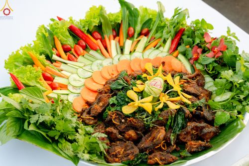 ภาพ No.190550:สาธุชนถวายภัตตาหารเป็นสังฆทาน แด่พระธรรมยาตรา ณ อนุสรณ์สถานมหาวิหารพระมงคลเทพมุนี (โลตัสแลนด์) อ.สองพี่น้อง จ.สุพรรณบุรี ในโครงการธรรมยาตรา กตัญญูบูชา มหาปูชนียาจารย์ พระมงคลเทพมุนี(สด จนฺทสโร) พระผู้ปราบมาร แห่ง ปีที่ 13 วันที่ 7 มกราคม พ.ศ.2568