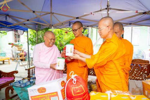 ภาพ No.220388:วันที่ 17 เมษายน พ.ศ. 2568 ผู้แทนวัดพระธรรมกาย ลงพื้นที่เยียวยา ซับน้ำตาเหยื่อแผ่นดินไหวมัณฑะเลย์