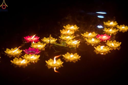 ภาพ No.197232:พิธีจุดประทีปถวายเป็นพุทธบูชา และบูชาธรรมมหาปูชนียาจารย์ ณ วัดโบสถ์(บน) ตำบลบางคูเวียง อำเภอบางกรวย จังหวัดนนทบุรี ในโครงการธรรมยาตรา กตัญญูบูชา มหาปูชนียาจารย์ พระมงคลเทพมุนี(สด จนฺทสโร) พระผู้ปราบมาร อนุสรณ์สถาน 7 แห่ง ปีที่ 13 วันที่ 18 มกราคม พ.ศ. 25