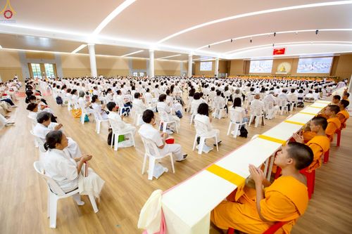 ภาพ No.228404:วันอาทิตย์ที่ 8 มิถุนายน พ.ศ. 2568 พิธีถวายทุนสนับสนุนพระไตรปิฎกฉบับธรรมชัย และอนุรักษ์คัมภีร์โบราณ ณ ห้องแก้วสารพัดนึก 2 วัดพระธรรมกาย