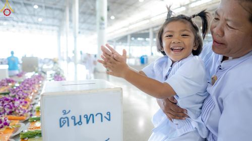 ภาพ No.136649:พิธีตักบาตร พิธีบูชาข้าวพระ ในวันอาทิตย์ต้นเดือนที่ 5 พฤษภาคม พ.ศ. 2567 ณ วัดพระธรรมกาย จ.ปทุมธานี