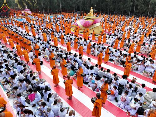 ภาพ No.107461:พิธีตักบาตรพระธรรมยาตราฯ ในโครงการธรรมยาตรากตัญญูบูชา มหาปูชนียาจารย์ พระมงคลเทพมุนี(สด จนฺทสโร) พระผู้ปราบมาร ปีที่ 12 ณ อนุสรณ์สถานมหาวิหารพระมงคลเทพมุนี อ.สองพี่น้อง จ.สุพรรณบุรี วันที่ 7 มกราคม พ.ศ. 2567
