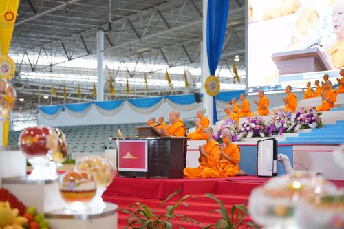 ภาพ No.89526:พิธีตักบาตร ข้าวสารอาหารแห้ง พิธีบูชาข้าวพระ และพิธีจุดเทียนใจ ไฟนิรันดร์  อนันตชัย ณ สภาธรรมกายสากล วัดพระธรรมกาย วันอาทิตย์ที่ 1 ตุลาคม พ.ศ. 2566