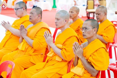 ภาพ No.214856:พิธีต้อนรับสัญญาบัตร พัดยศ พระราชวิเทศวชิรเวที (บัณฑิต วรปญฺโญ) เจ้าอาวาสวัดพระธรรมกายสกอตแลนด์ สหราชอาณาจักร ผู้ช่วยเจ้าอาวาสวัดพระธรรมกาย ณ อุโบสถพระไตรปิฏก วัดพระธรรมกาย