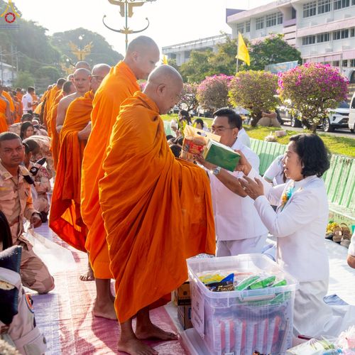 ภาพ No.235237:วันอาทิตย์ที่ 27 กรกฎาคม พ.ศ. 2568 พิธีตักบาตรพระ1,000 รูป ทำบุญเมืองพัทลุง ประธานสงฆ์ พระปริยัติวชิโรดม  เจ้าคณะจังหวัดพัทลุง ประธานฆราวาส นายรัฐศาสตร์ ชิดชู  ผู้ว่าราชการจังหวัดพัทลุง