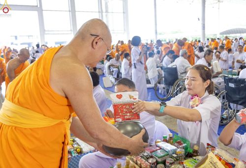 ภาพ No.240483:วันพุธที่ 27 สิงหาคม พ.ศ. 2568 พิธีตักบาตร ในวันธรรมชัย ณ วัดพระธรรมกาย จ.ปทุมธานี