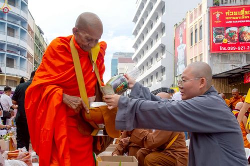 ภาพ No.237144:วันอาทิตย์ที่ 10 สิงหาคม พ.ศ. 2568 มหาสังฆทานครั้งยิ่งใหญ่ ตักบาตรพระ 10,000 รูป ถ.นิพัทธ์อุทิศ 3 ใจกลางนครหาดใหญ่ จ.สงขลา (ชุดที่ 2)