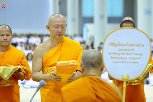 ภาพ No.233853:วันเสาร์ที่ 19 กรกฎาคม พ.ศ.2568 วันมหารำลึก ครั้งที่ 35 พิธีรำลึกถึงนักสร้างบารมี , พิธีสวดพระพุทธมนต์ , พิธีทอดผ้าบังสกุลและถวายไทยธรรม วัดพระธรรมกาย