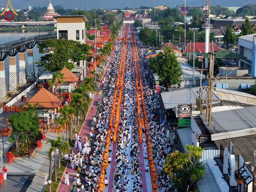 ภาพ No.101904:ตักบาตรพระ 10,000 รูป เติมบุญให้แผ่นดิน เนื่องในโอกาส 192 ปี จังหวัดกาญจนบุรี หนึ่งในโครงการตักบาตรพระ 2,000,000 รูป  77 จังหวัดทุกวัดทั่วไทย วันจันทร์ที่ 11 ธันวาคม พ.ศ. 2566 บริเวณถนนสองแคว (SKY WALK) เมืองกาญจนบุรี