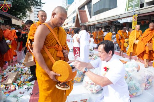 ภาพ No.343220:วันอาทิตย์ที่ 16 สิงหาคม พ.ศ.2569 พิธีตักบาตรพระ 10,000 รูป นานาชาติ ปีที่ 23 คณะสงฆ์ 4 ประเทศ 14 จังหวัดภาคใต้ น้อมถวายเป็นพุทธบูชา ทำบุญเพื่อแม่- พ่อ ณ ถนนนิพัทธ์อุทิศ 3 อ.หาดใหญ่ จ.สงขลา