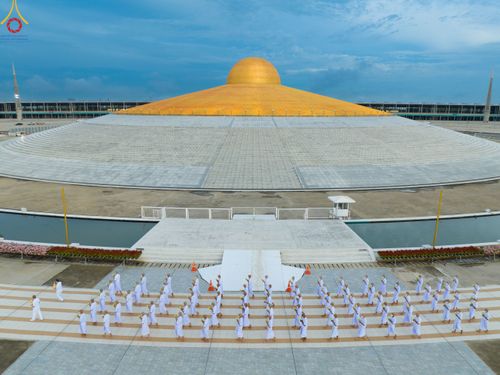 ภาพ No.84073:พิธีเวียนประทักษิณ พิธีวันทาเจดีย์ พิธีขอขมา และมอบผ้าไตร  ในโครงการบรรพชาอุปสมบทหมู่ธรรมทายาทรุ่นเข้าพรรษา และโครงการบรรพชาสามเณรโรงเรียนนานาชาติ รุ่นที่12 ในวันเสาร์ที่ 22 กรกฎาคม พ.ศ. 2566