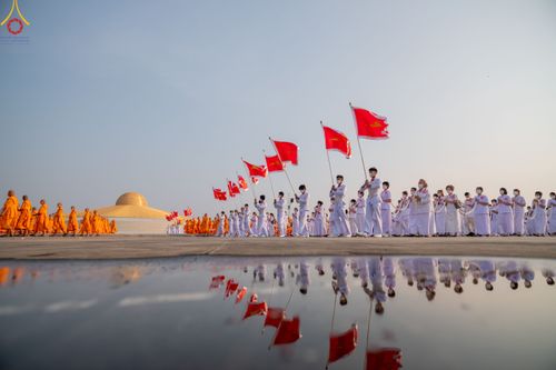 ภาพ No.79100:พิธีอัญเชิญองค์พระบรมพุทธเจ้า 24 องค์ เวียนประทักษิณรอบพระมหาธรรมกายเจดีย์ ณ วัดพระธรรมกาย  วันที่ 2 เมษายน พ.ศ. 2566