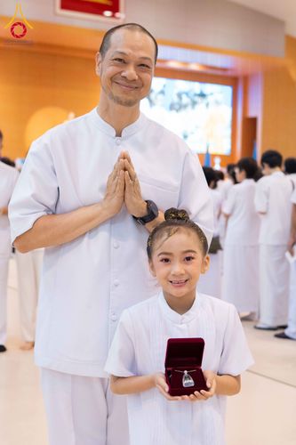 ภาพ No.338119:วันอาทิตย์ต้นเดือน 5 กรกฎาคม พ.ศ.2569 สัมมนาพิเศษ พิธีมอบพระของขวัญ ณ ห้องแก้วสารพัด1 วัดพระธรรมกาย