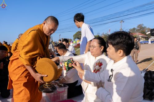 ภาพ No.281428:วันเสาร์ที่ 27 ธันวาคม พ.ศ.2568 พิธีตักบาตรพระ ๑,๐๐๐ รูป   เพื่อความเป็นสิริมงคลแก่ชีวิตและแผ่นดินไทย  มหากุศลครั้งยิ่งใหญ่แห่งปี ส่งท้ายปีเก่า ต้อนรับปีใหม่  ณ ถนนหน้าที่ว่าการอำเภอภูเรือ จังหวัดเลย