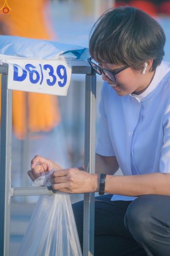 ภาพ No.321236:วันที่ 10-11 เมษายน พ.ศ.2569 การเตรียมกล่องไทยธรรม และการติดผ้ารับประเคน เพื่องานถวายมหาสังฆทาน 40,000 กว่าวัดทั่วประเทศ วันคุ้มครองโลก 22 เมษายน พ.ศ.2569 วัดพระธรรมกาย