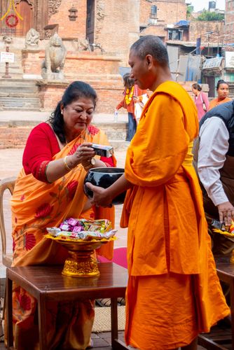 ภาพ No.317262:วันอังคารที่ 31 มีนาคม พ.ศ.2569 จาริกบิณฑบาตแห่งศรัทธา จากวัดอเชศวรสู่สี่แยกปาตันและวัดศรี ประเทศเนปาล