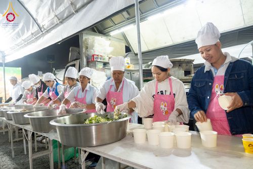 ภาพ No.292218:วันที่ 11 มกราคม พ.ศ. 2569 พิธีถวายภัตตาหารเป็นสังฆทาน แด่พระธรรมยาตรา ในโครงการธรรมยาตรา กตัญญูบูชา มหาปูชนียาจารย์ พระมงคลเทพมุนี(สด จนฺทสโร) พระผู้ปราบมาร อนุสรณ์สถาน 7 แห่ง ปีที่ 14 ณ  อนุสรณ์สถานลำดับที่ 2  สถานที่ตั้งมโนปณิธานบวชตลอดชีวิต อนุสรณ์สถ