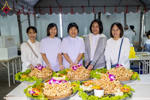 ภาพ No.292545:วันที่ 12 มกราคม พ.ศ. 2569 พิธีถวายภัตตาหารเป็นสังฆทาน แด่พระธรรมยาตรา ณ อนุสรณ์สถานมหาวิหารพระมงคลเทพมุนี (โลตัสแลนด์) อ.สองพี่น้อง จ.สุพรรณบุรี ในโครงการธรรมยาตรา กตัญญูบูชา มหาปูชนียาจารย์ พระมงคลเทพมุนี(สด จนฺทสโร) พระผู้ปราบมาร อนุสรณ์สถาน 7 แห่ง ปี