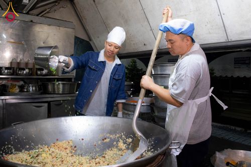 ภาพ No.287988:วันที่ 4 มกราคม พ.ศ. 2569 พิธีถวายภัตตาหารเป็นสังฆทาน แด่พระธรรมยาตรา ในโครงการธรรมยาตรา กตัญญูบูชา มหาปูชนียาจารย์ พระมงคลเทพมุนี(สด จนฺทสโร) พระผู้ปราบมาร อนุสรณ์สถาน 7 แห่ง ปีที่ 14 ณ อนุสรณ์สถานมหาวิหารพระมงคลเทพมุนี (โลตัสแลนด์) อ.สองพี่น้อง จ.สุพรร