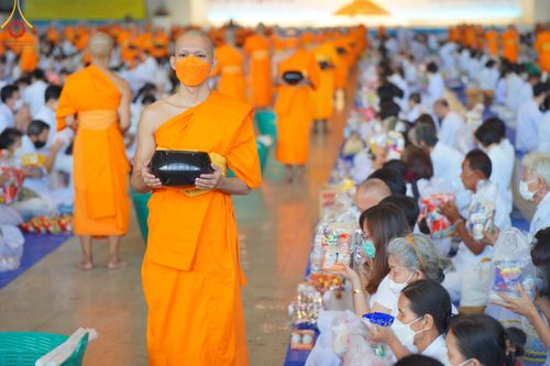 ภาพ No.78829:พิธีตักบาตร ข้าวสารอาหารแห้ง พิธีบูชาข้าวพระ ในวันอาทิตย์ต้นเดือนที่ 2 เมษายน พ.ศ. 2566