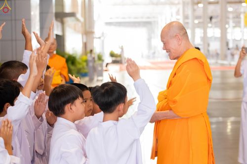 ภาพ No.318410:วันอาทิตย์ต้นเดือนที่ 5 เมษายน พ.ศ.2569 พิธีทอดผ้าป่าสมทบมหาสังฆทาน 40,000 กว่าวัดทั่วประเทศ ณ สภาธรรมกายสากล วัดพระธรรมกาย