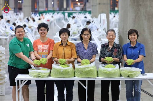 ภาพ No.303331:วันที่ 15-21 มกราคม พ.ศ.2569 ปลิดกลีบดอกเบญจทรัพย์ เพื่อโปรยต้อนรับพระธรรมยาตรา ในโครงการธรรมยาตรา กตัญญูบูชา มหาปูชนียาจารย์ พระมงคลเทพมุนี(สด จนฺทสโร) พระผู้ปราบมาร อนุสรณ์สถาน 7 แห่ง ปีที่ 14 ณ วิหารคด วัดพระธรรมกาย