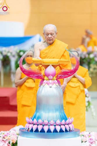 ภาพ No.86405:วันธรรมชัย ปีที่ 55 พิธีทอดผ้าป่ากฐินสมทบครั้งที่1, พิธีเจริญพุทธมนต์ ลูกนิมิตมหาสมบัติฯ พิธีจุดประทีป,พิธีฉลองชัยสวดมนต์บทธัมมจักกัปปวัตนสูตร วันอาทิตย์ที่ 27 สิงหาคม พ.ศ.2566 ณ สภาธรรมกายสากล / มหารัตนวิหารคด วัดพระธรรมกาย