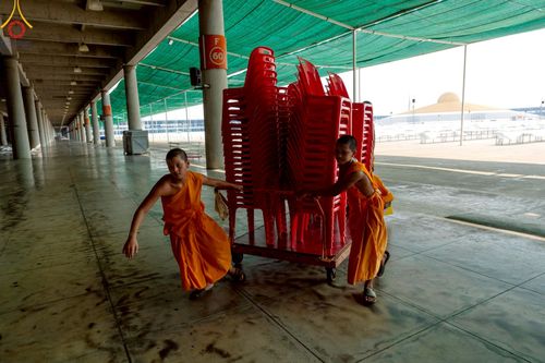 ภาพ No.220823:วันที่ 24-25 เมษายน พ.ศ. 2568 การเก็บงาน ผ้ารับประเคน ผ้าระบาย โต๊ะ เก้าอี้  ภายหลังงานวันคุ้มครองโลก ณ วัดพระธรรมกาย