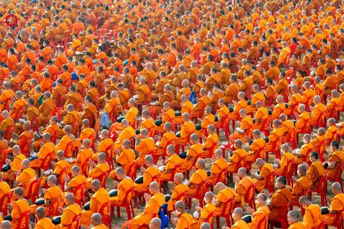 ภาพ No.101867:ตักบาตรพระ 10,000 รูป เติมบุญให้แผ่นดิน เนื่องในโอกาส 192 ปี จังหวัดกาญจนบุรี หนึ่งในโครงการตักบาตรพระ 2,000,000 รูป  77 จังหวัดทุกวัดทั่วไทย วันจันทร์ที่ 11 ธันวาคม พ.ศ. 2566 บริเวณถนนสองแคว (SKY WALK) เมืองกาญจนบุรี