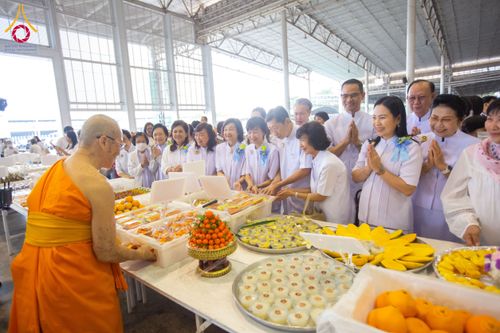 ภาพ No.203244:พิธีถวายภัตตาหารเป็นสังฆทาน แด่พระธรรมยาตรา ณ วัดพระธรรมกาย ตำบลคลองสาม อำเภอคลองหลวง จังหวัดปทุมธานี ในโครงการธรรมยาตรา กตัญญูบูชา มหาปูชนียาจารย์ พระมงคลเทพมุนี(สด จนฺทสโร) พระผู้ปราบมาร อนุสรณ์สถาน 7 แห่ง ปีที่ 13 วันที่ 29 มกราคม พ.ศ. 2568