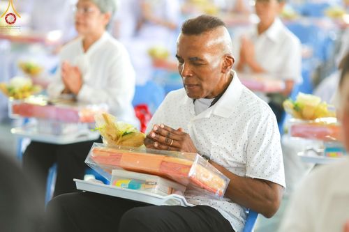 ภาพ No.143230:พิธีถวายภัตตาหารเพื่อเป็นกำลังแห่งการเข้าถึงธรรม ของพระภิกษุสามเณร วัดพระธรรมกาย วันเสาร์ที่ 6 กรกฏาคม พ.ศ. 2567 ณ หอฉันคุณยายอาจารย์ วัดพระธรรมกาย จ.ปทุมธานี