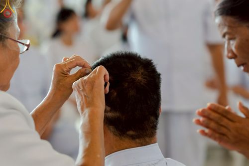 ภาพ No.223197:วันที่ 2 -10 พฤษภาคม พ.ศ. 2568 พิธีตัดปอยผม ปลงผม พิธีขอขมาลาอุปสมบทอุทิศชีวิต ของอุบาสก พิสิทธิ์ หมื่นแกล้ว  ณ วัดพระธรรมกาย