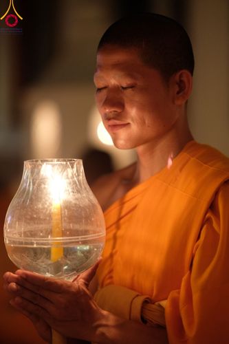 ภาพ No.112061:พิธีจุดประทีปถวายเป็นพุทธบูชา และบูชาธรรมมหาปูชนียาจารย์ พระมงคลเทพมุนี(สด จนฺทสโร) ในโครงการธรรมยาตรา กตัญญูบูชา มหาปูชนียาจารย์ พระมงคลเทพมุนี(สด จนฺทสโร) พระผู้ปราบมาร อนุสรณ์สถาน 7 แห่ง ปีที่ 12 วันที่ 14 มกราคม พ.ศ. 2567 ณ วัดสองพี่น้อง อ.สองพี่น้อง