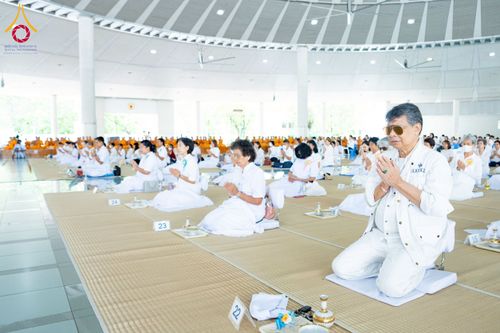 ภาพ No.226576:วันที่ 26 พฤษภาคม พ.ศ. 2568 พิธีบุพเปตพลี ครั้งที่ 164 ร่วมอุทิศบุญแด่หมู่ญาติที่ล่วงลับไปแล้ว และสืบทอดอายุพระพุทธศาสนา ณ หอฉันคุณยายอาจารย์ฯ วัดพระธรรมกาย