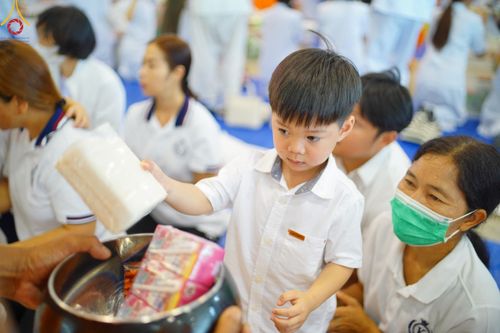 ภาพ No.139113:พิธีตักบาตร , พิธีบูชาข้าวพระ ณ ห้องแก้วสารพัด 1 สภาธรรมกายสากล วัดพระธรรมกาย วันอาทิตย์ต้นเดือนที่ 2 มิถุนายน พ.ศ. 2567